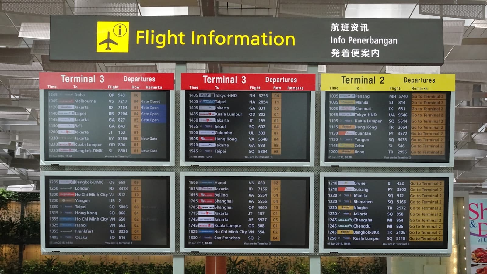 Informatieborden met vertrektijden in de terminal