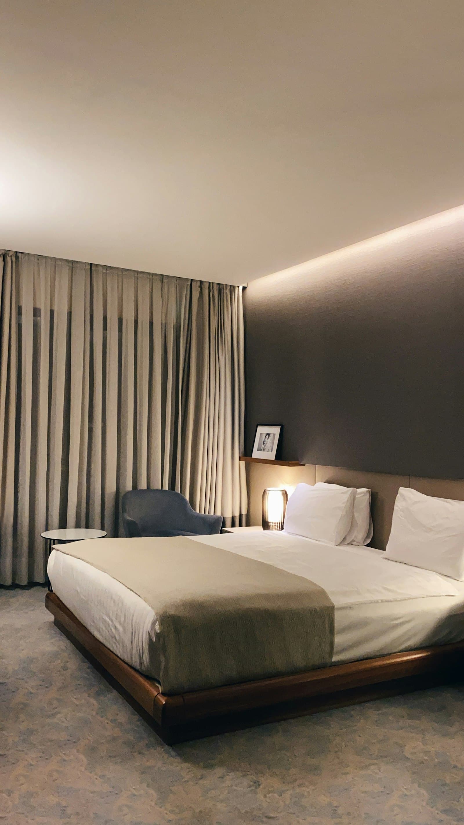 Warme hotelkamer met opgemaakt bed en zachte verlichting
